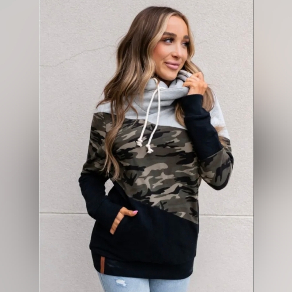 Ampersand Avenue Women’s Heart Throb Hoodie-S
